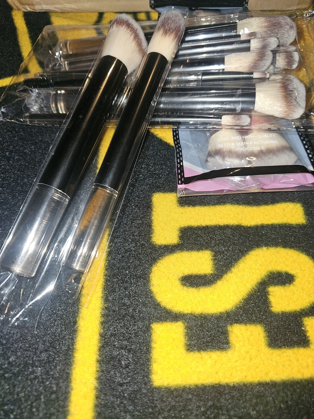 MAANGE Professional Makeup Brush Set - Black Handles, Silver Ferrules - Picture 2 of 2